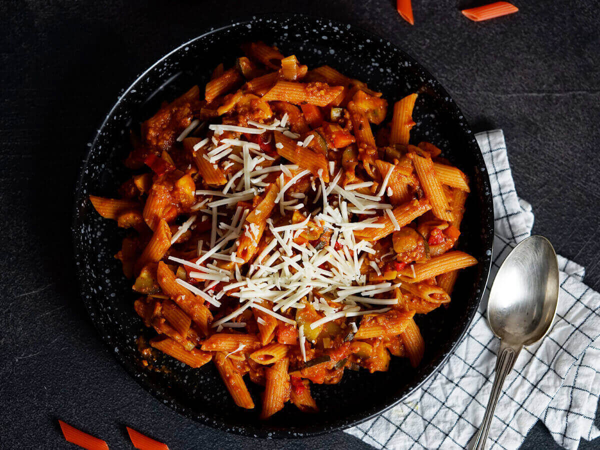 Pasta met tomatensaus en veel groenten