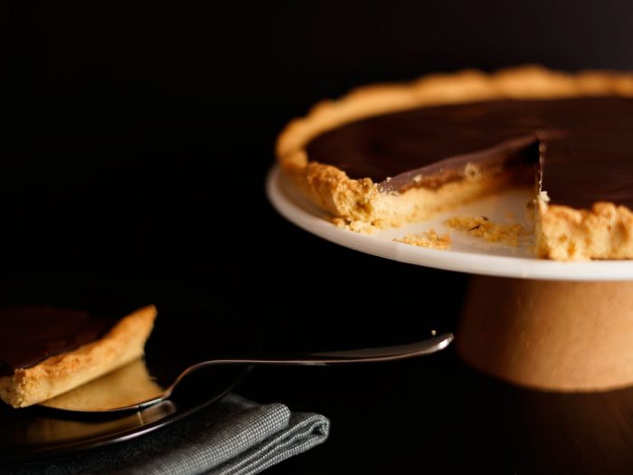 Vegan caramel shortbread taart